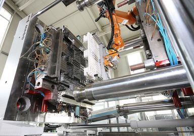 High-capacity injection molding machines for pallets - Ettlinger